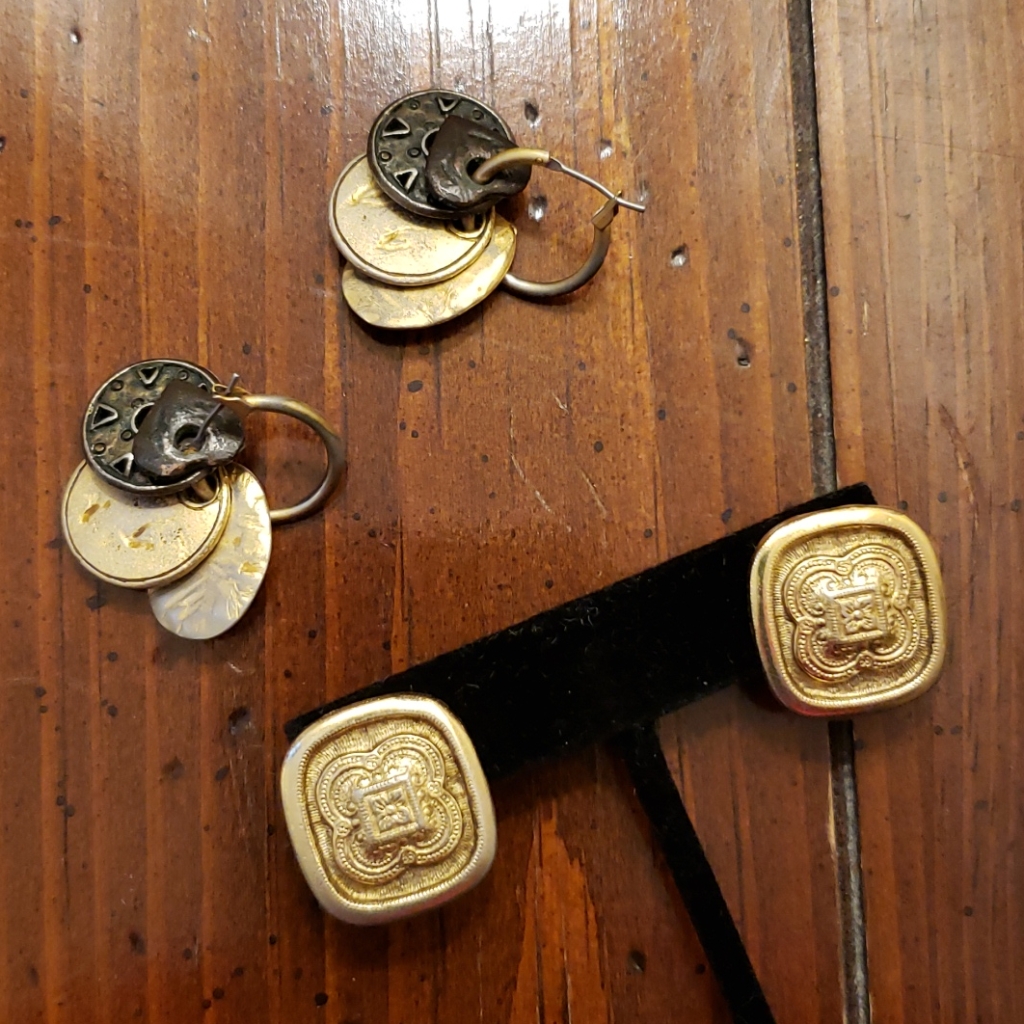2 For 1 Earrings 25$